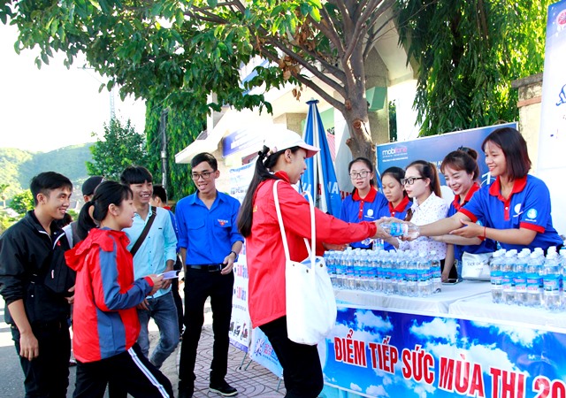 Thanh niên tình nguyện huyện Krông Bông phát nước uống miễn phí cho thí sinh sinh tham gia Kỳ thi THPT quốc gia năm 201