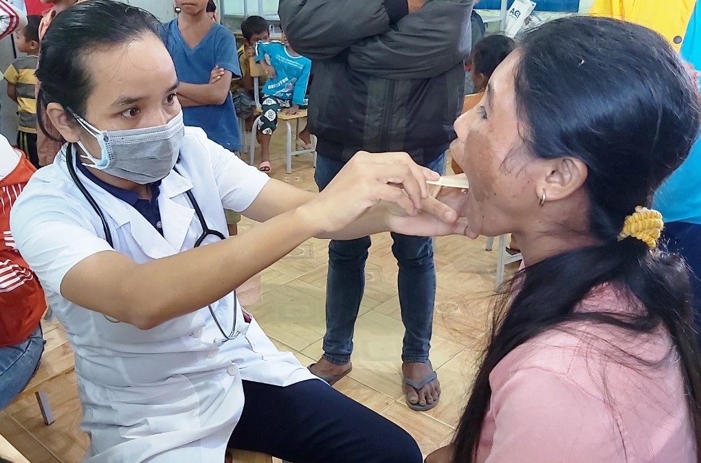 Cán bộ y tế khám sàng lọc cho người dân trên địa bàn xã Cư Pui.
