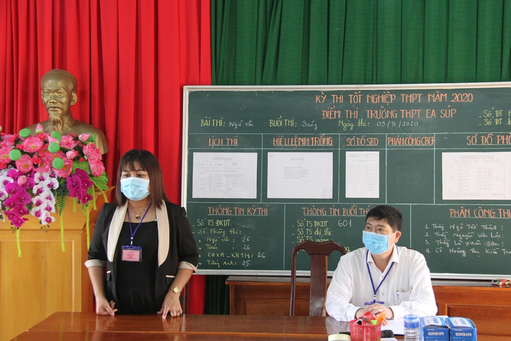 Trưởng Ban Chỉ đạo Kỳ thi tốt nghiệp THPT năm 2020 tỉnh H’Yim Kđoh phát biểu tại buổi kiểm tra điểm thi Trường THPT Ea Súp