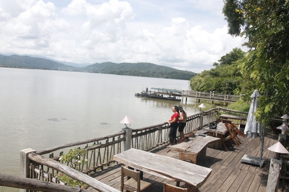 Khách du lịch ngắm cảnh hồ Lắk.  