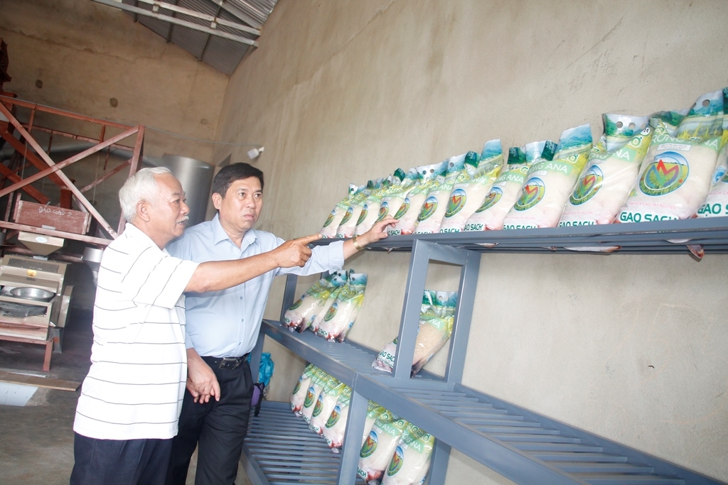 Bí thư Huyện ủy Krông Ana Nguyễn Kính thăm khu trưng bày gạo hữu cơ của HTX Dịch vụ và Nông nghiệp Nhật Minh (xã Bình Hòa).
