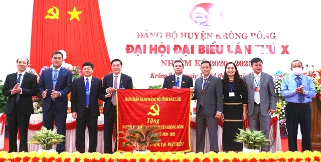 Bí thư Tỉnh ủy Bùi Văn Cường và các đồng chí lãnh đạo tỉnh trao bức trướng của Ban Chấp hành Đảng bộ tỉnh tặng đại hội