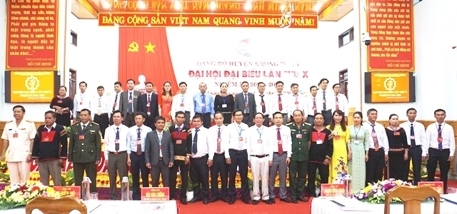 Ban Chấp hành Đảng bộ huyện Krông Bông nhiệm kỳ 2020 - 2025 ra mắt đại hội.