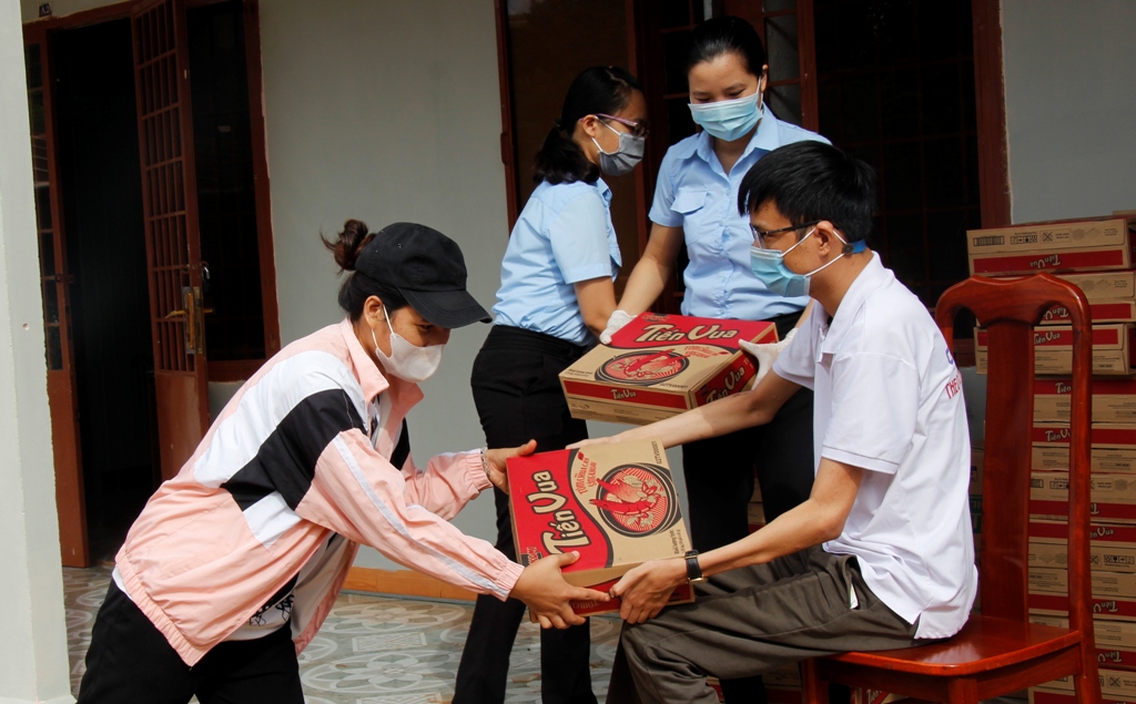 Anh Nguyễn Tài Nam trao quà cho những người có hoàn cảnh khó khăn.  