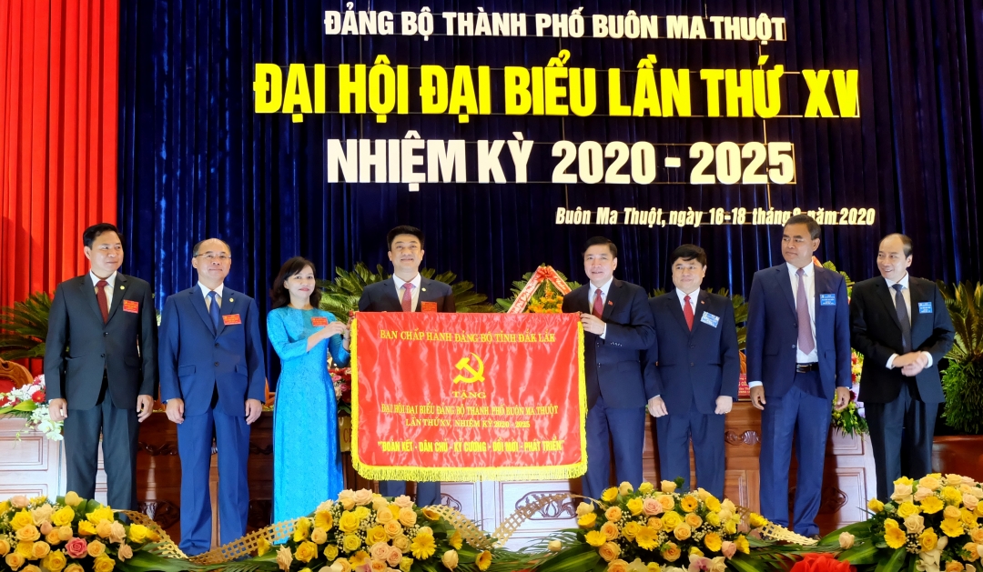 Bí thư Tỉnh ủy Bùi Văn Cường và các đồng chí lãnh đạo tỉnh trao bức trướng của Ban Chấp hành Đảng bộ tỉnh tặng đại hội