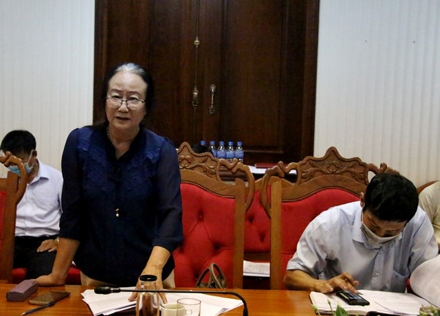 Chủ tịch Hội Bảo vệ quyền lợi người tiêu dùng Nguyễn Thị Phương Lan trình bày ý kiến tại hội nghị