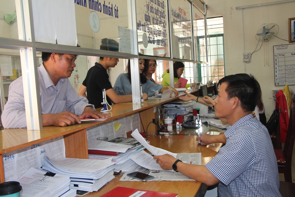 Cán bộ, công chức Bộ phận tiếp nhận và trả kết quả giải quyết thủ tục hành chính phường Ea Tam (TP. Buôn Ma Thuột) tiếp nhận hồ sơ của công dân.