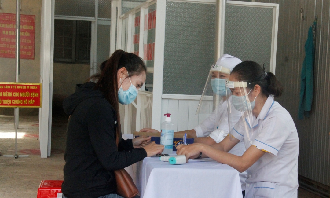 Người dân được hướng dẫn khai báo y tế khi đến khám bệnh tại Trung tâm Y tế M'Đrắk