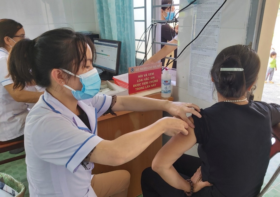Ngành Y tế tiêm vắc xin phòng bệnh bạch hầu cho người dân xã Cư Prao, huyện M'Đrắk