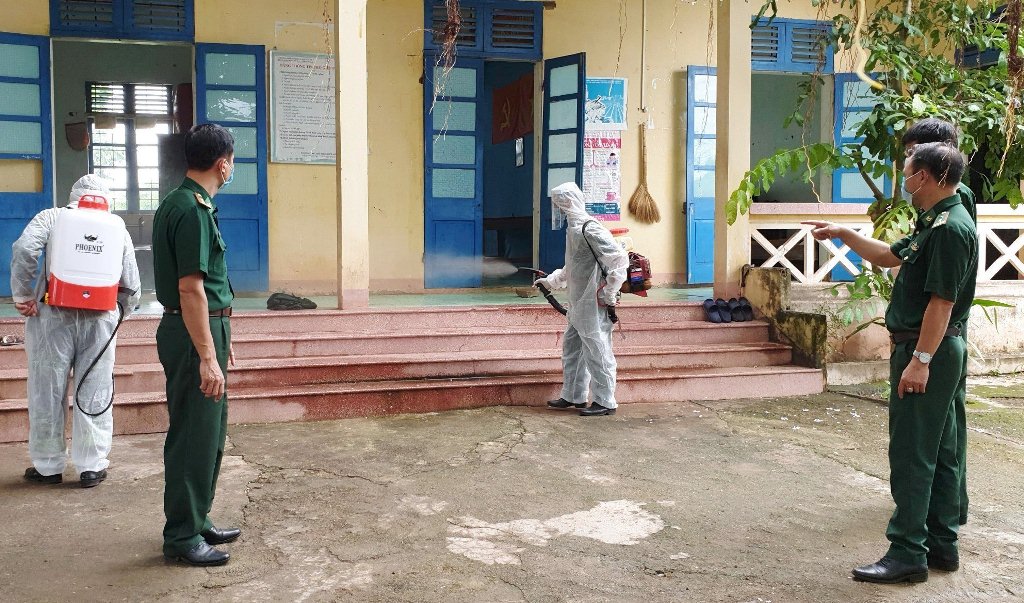 Đoàn Quân y Bộ đội Biên phòng tổ chức phun thuốc diệt muỗi tại đội công tác địa bàn Đồn Biên phòng Ea H’leo