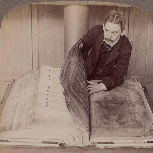 Cuốn sách Codex Gigas vào năm 1906. (Thư viện quốc gia Thụy Điển)