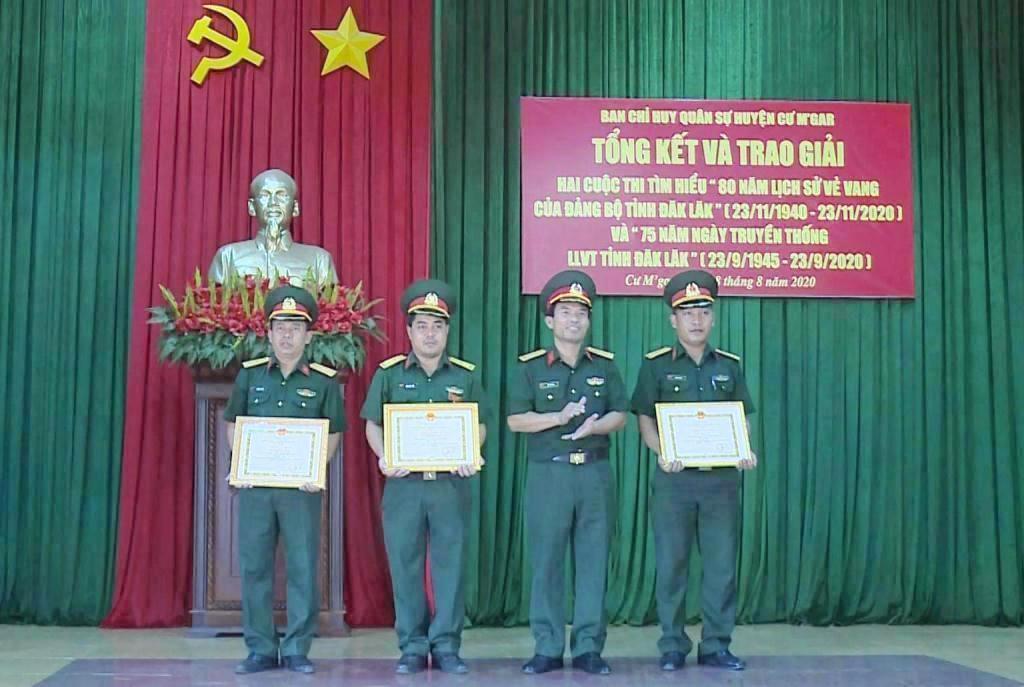 Trao giải cuộc thi tìm hiểu 75 năm Ngày truyền thống lực lượng vũ trang tỉnh Đắk Lắk