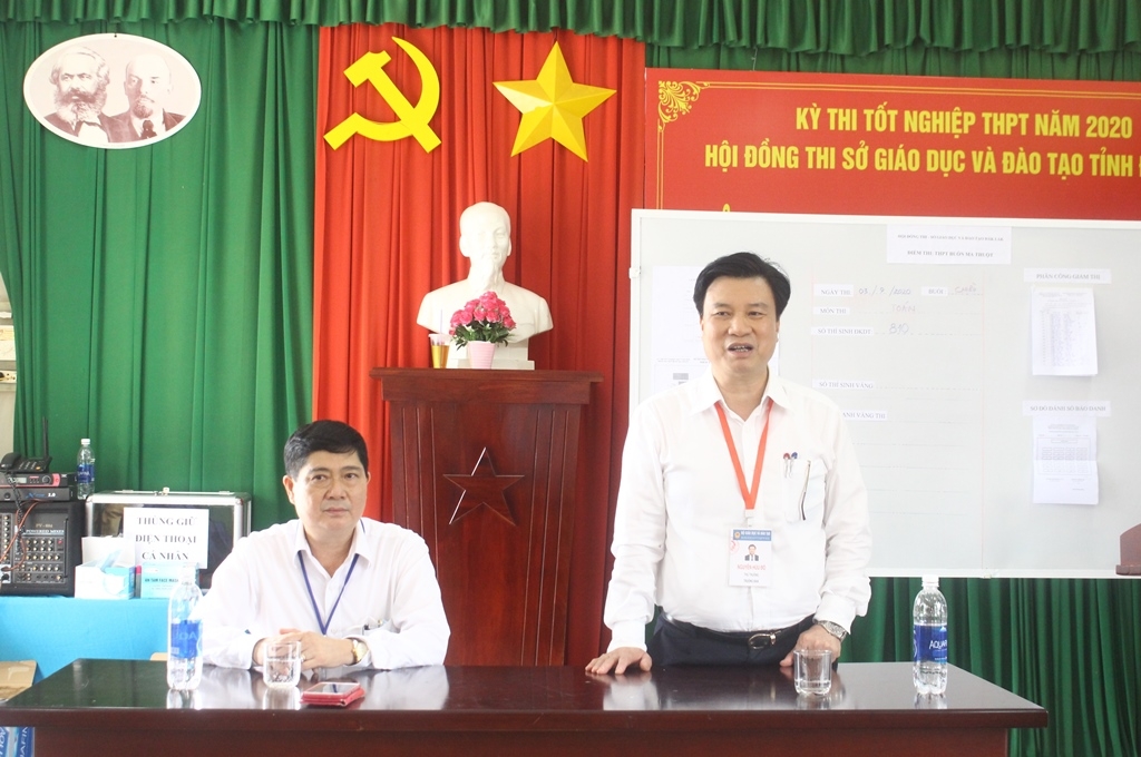 Thứ trưởng Bộ GD-ĐT Nguyễn Hữu Độ phát biểu chỉ đạo tại điểm thi Trường THPT Buôn Ma Thuột.