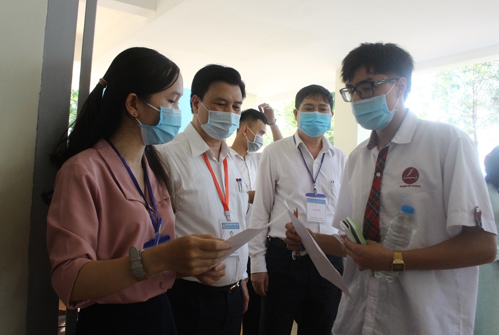 Thứ trưởng Bộ GD-ĐT Nguyễn Hữu Độ kiểm tra, thị sát thực tế tại Trường THPT Chuyên Nguyễn Du.