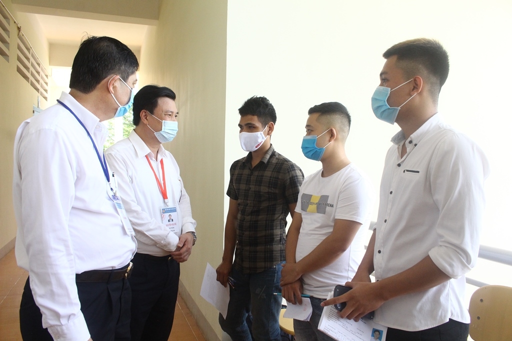 Thứ trưởng Bộ GD-ĐT Nguyễn Hữu Độ thăm hỏi, động viên, chúc các thí sinh làm bài thi đạt kết quả cao.