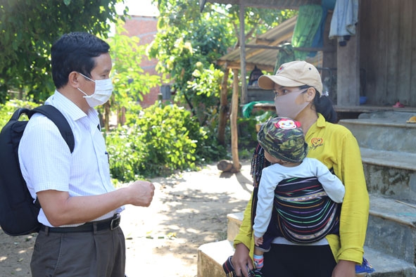 Thạc sĩ, bác sĩ Trịnh Quang Trí hướng dẫn người dân buôn Diêo (xã Bông Krang, huyện Lắk) về các biện pháp phòng bệnh bạch hầu.