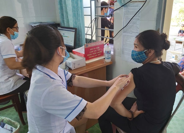 Tiêm vắc xin phòng bệnh bạch hầu cho người dân xã Cư Prao, huyện M'Drắk. 