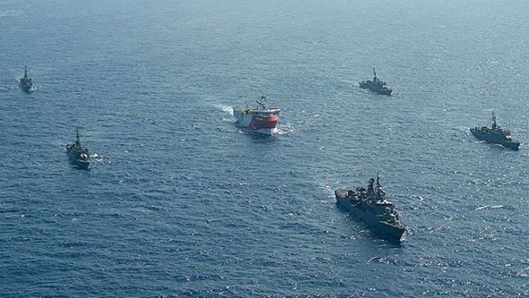 Tàu khảo sát Oruc Reis được các tàu hải quân Thổ Nhĩ Kỳ hộ tống.  Ảnh: AFP