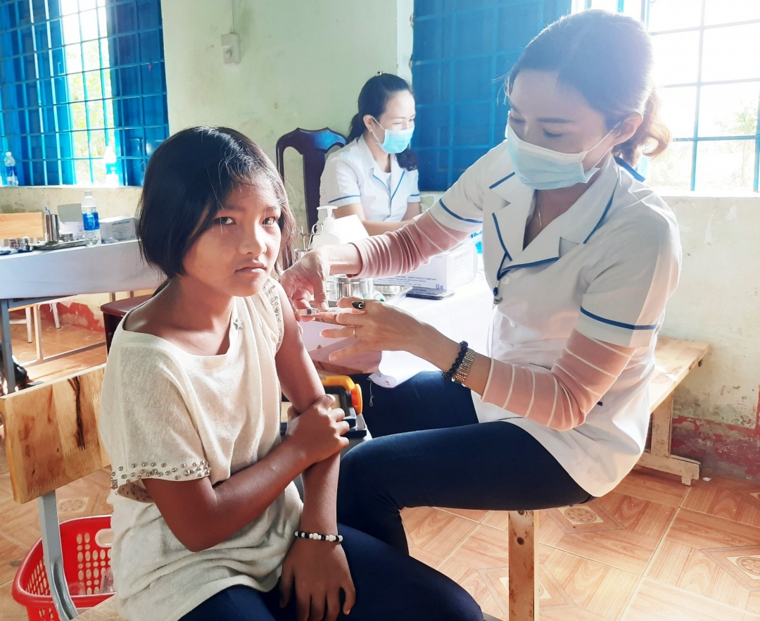 Cán bộ Trạm Y tế xã Cư Pui tiêm bổ sung vắc xin có chứa thành phần bạch hầu cho người dân trên địa bàn. 