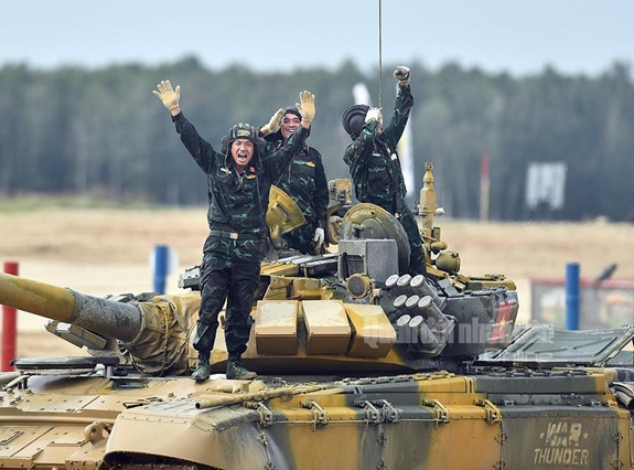 Các thành viên đội tuyển xe tăng Việt Nam vui mừng sau khi hoàn thành bài thi với vị trí đầu tiên.
