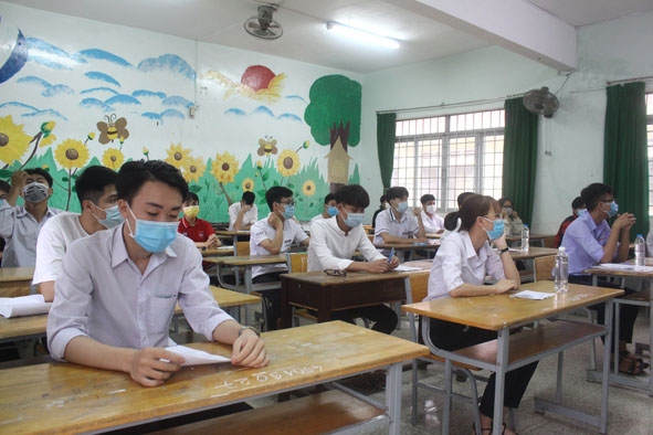 Thí sinh dự thi đợt 2 tại điểm thi Trường THPT Chu Văn An. 