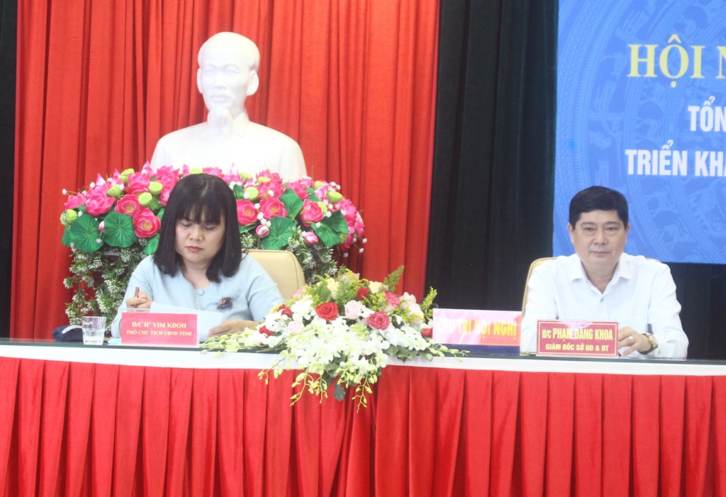 Phó Chủ tịch UBND tỉnh HYim Kđoh và Giám đốc Sở GD-ĐT Phạm Đăng Khoa chủ trì hội nghị.