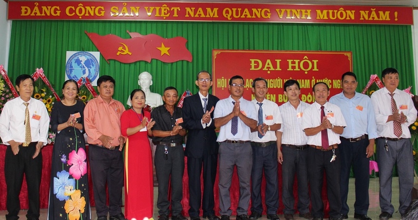 Ban Chấp hành Hội Liên lạc với người Việt Nam ở nước ngoài huyện Buôn Đôn khóa III ra mắt đại hội.