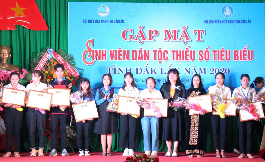 Sinh viên tiêu biểu nhận Bằng khen của Hội LHTN Việt Nam tỉnh. Ảnh: V.Anh