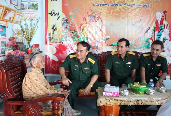 Thượng tá Trần Minh Trọng (thứ ba từ phải sang) cùng đoàn công tác thăm hỏi, tri ân Mẹ Việt Nam Anh hùng  Đặng Thị Lịch ở huyện Krông Bông.  
