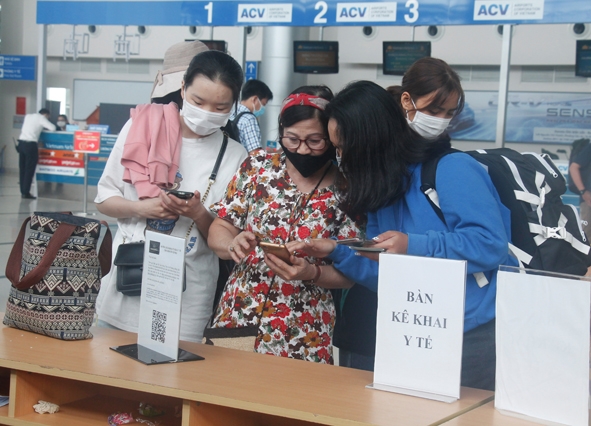 Hành khách kê khai y tế điện tử tại khu vực phòng chờ Sân bay Buôn Ma Thuột. 