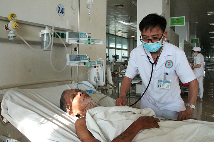 Thạc sĩ, bác sĩ chuyên khoa 2 Trịnh Hồng Nhựt khám bệnh cho bệnh nhân đang điều trị tại khoa.
