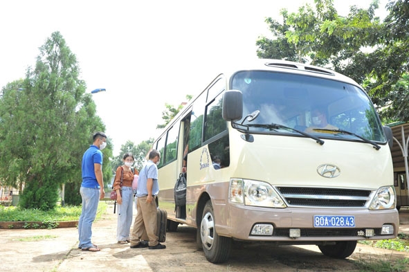 Các em du học sinh Lào lên xe trở về Ký túc xá Trường Đại học Tây Nguyên.