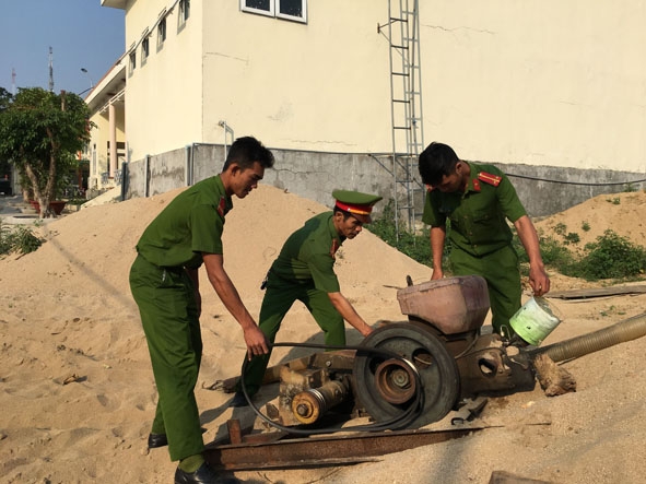 Công an huyện M'Drắk tịch thu phương tiện khai thác cát trái phép. Ảnh: M.Sự