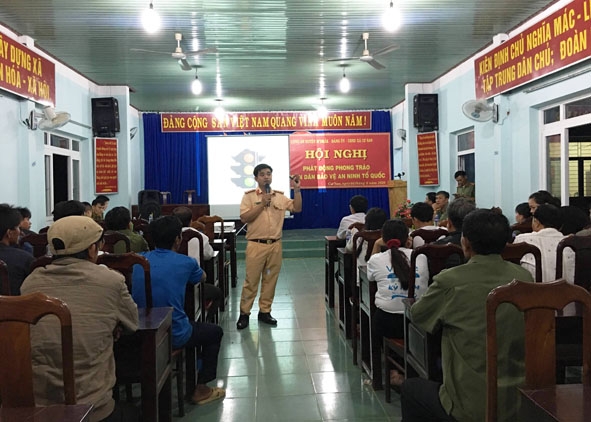Công an giao thông huyện M'Drắk tổ chức phát động quần chúng tại xã Cư San.