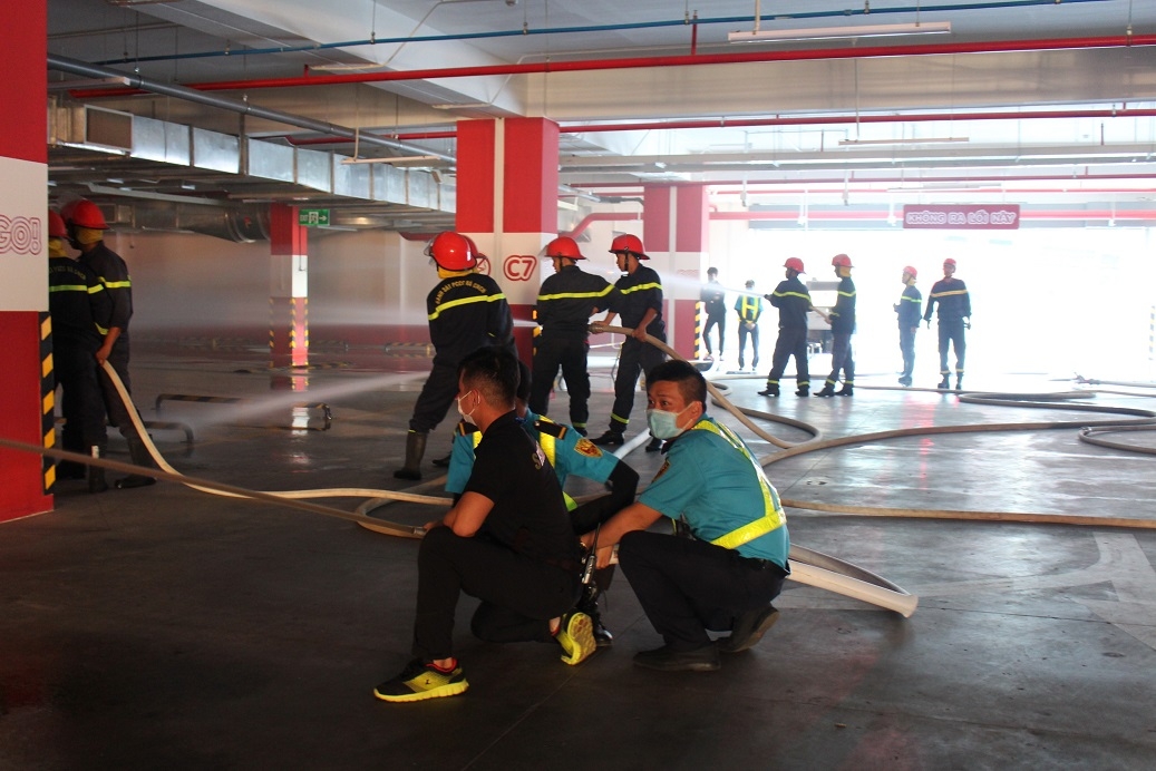 Đội chữa cháy cơ sở Siêu thị GO Buôn Ma Thuột phối hợp với lực lượng chữa cháy chuyên nghiệp dập lửa.