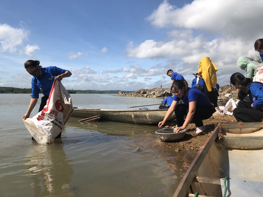 Đoàn viên, thanh niên xã Ea Wer (huyện Buôn Đôn) tham gia thả cá giống bổ sung nguồn lợi thủy sản tại hồ thủy điện Sêrêpốk4.