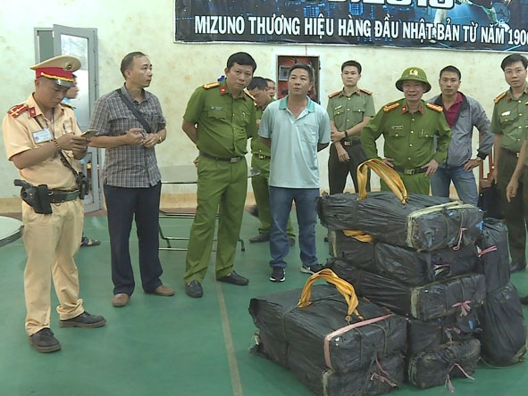 Thượng úy Nguyễn Duy (bìa trái) - người trực tiếp đuổi bắt đối tượng vận chuyển 200 kg  ma túy đá và tang vật.
