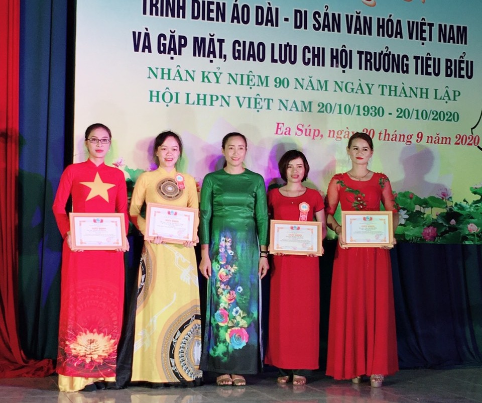 Hội LHPN huyện trao giải cho các thí sinh đạt kết quả cao tại hội thi
