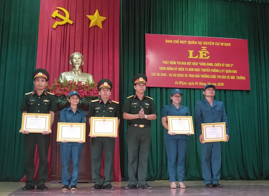Ban CHQS huyện Cư M'gar trao giải cho các tác giả có bài thi xuất sắc