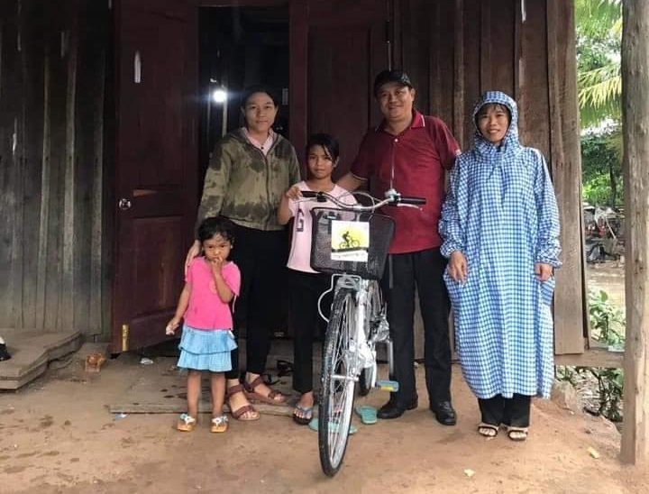 Tặng xe đạp cho học sinh tại thị trấn Ea Súp (huyện Ea Súp).