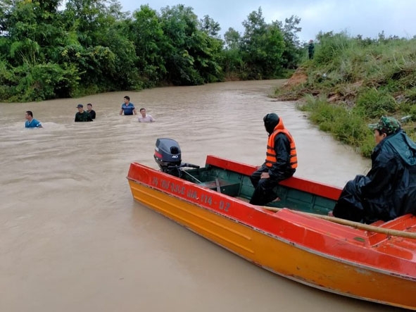 Lực lượng, phương tiện cứu hộ của Đoàn KTQP 737 và các lực lượng chức năng tích cực tìm kiếm  nạn nhân bị nước lũ cuốn trôi. Ảnh: Đ.K.T