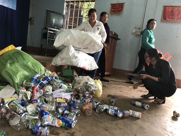 Phụ nữ thị trấn Quảng Phú thu gom phế liệu để gây quỹ.