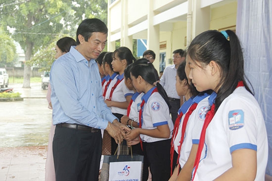 Ông Phạm Sỹ Hùng, Phó Tổng Giám đốc Tổng Công ty Điện lực miền Trung tặng quà cho các em hocj sinh nghèo, vượt khó học giỏi