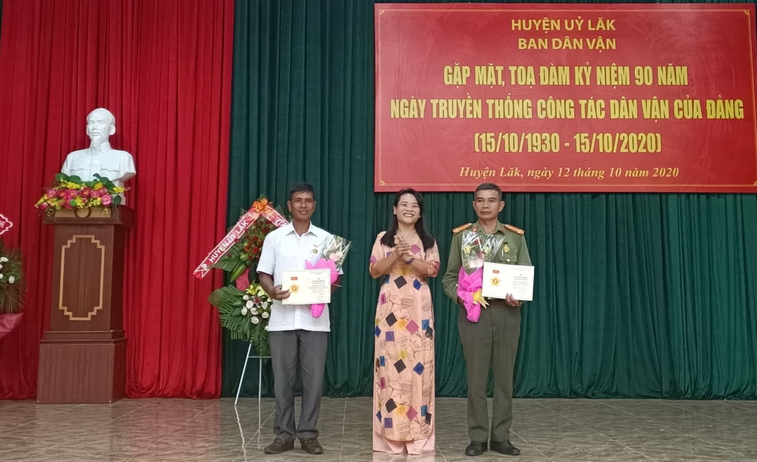 Đồng chí Đào Thị Thanh An, Phó Bí thư Thường trực Huyện ủy Lắk trao Kỷ niệm chương “Vì sự nghiệp dân vận” tặng các cá nhân. 