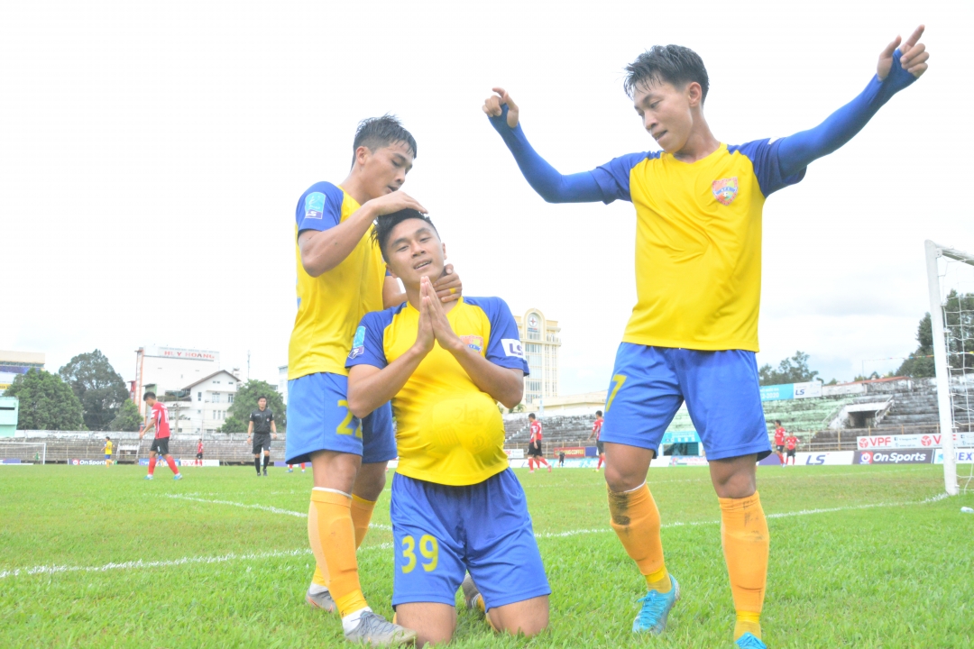 Niềm vui của Lê Văn Nam sau bàn thắng.