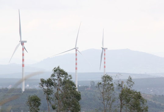 Hệ thống cột gió của Trang trại phong điện Tây Nguyên tại huyện Ea H'leo.