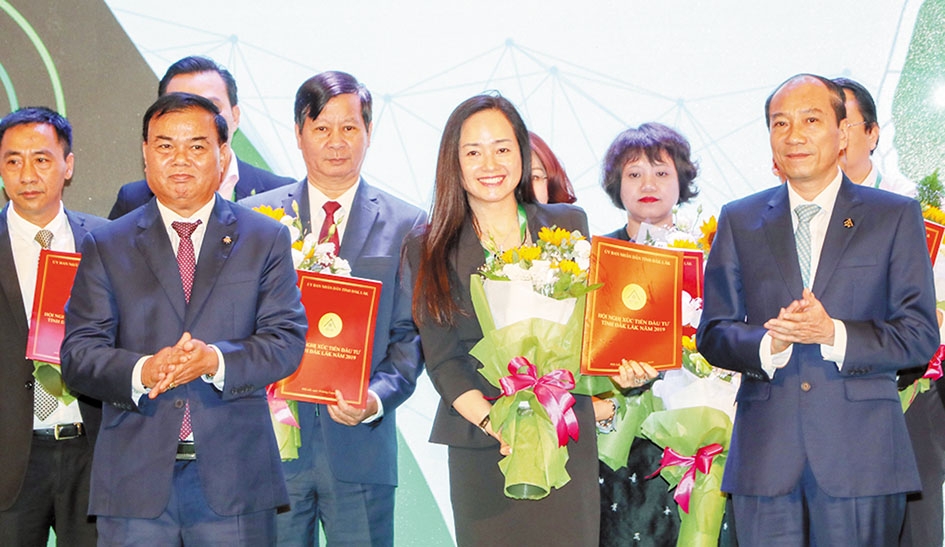 Trao giấy chứng nhận tại Hội nghị xúc tiến đầu tư tỉnh Đắk Lắk năm 2019.
