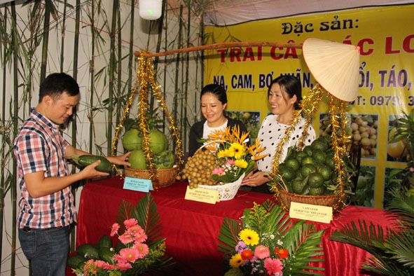 Gian hàng trái cây của xã Krông Búk được trưng bày đẹp mắt, thu hút sự quan tâm của khách tham quan. 