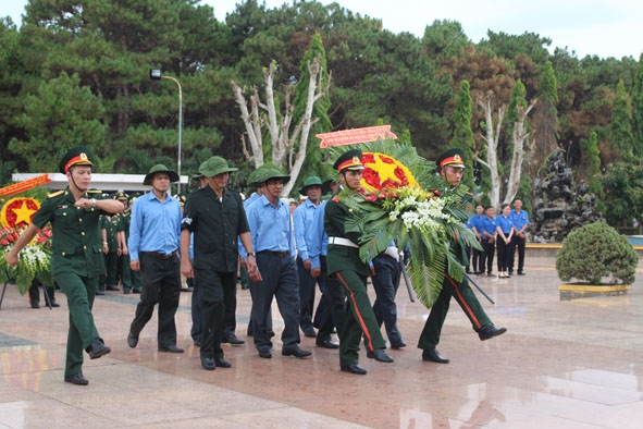 Cán bộ, chiến sĩ Đội K51 dâng hoa tưởng niệm các Anh hùng liệt sĩ tại Nghĩa trang Liệt sĩ tỉnh. 