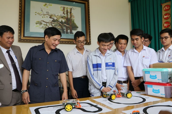 Bí thư Tỉnh ủy Bùi Văn Cường tham quan mô hình STEM dành cho học sinh Trường THPT Chuyên Nguyễn Du.    Ảnh: Hoàng Gia